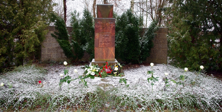 Rosen und Blumen vor Gedenkstein Borna (Foto: Thomas Bergner)