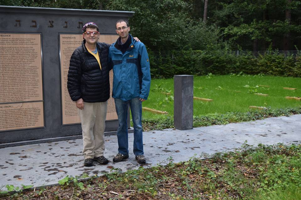 Andrew Casey und Torsten Wünsche auf dem Häftlingsfriedhof Flößberg