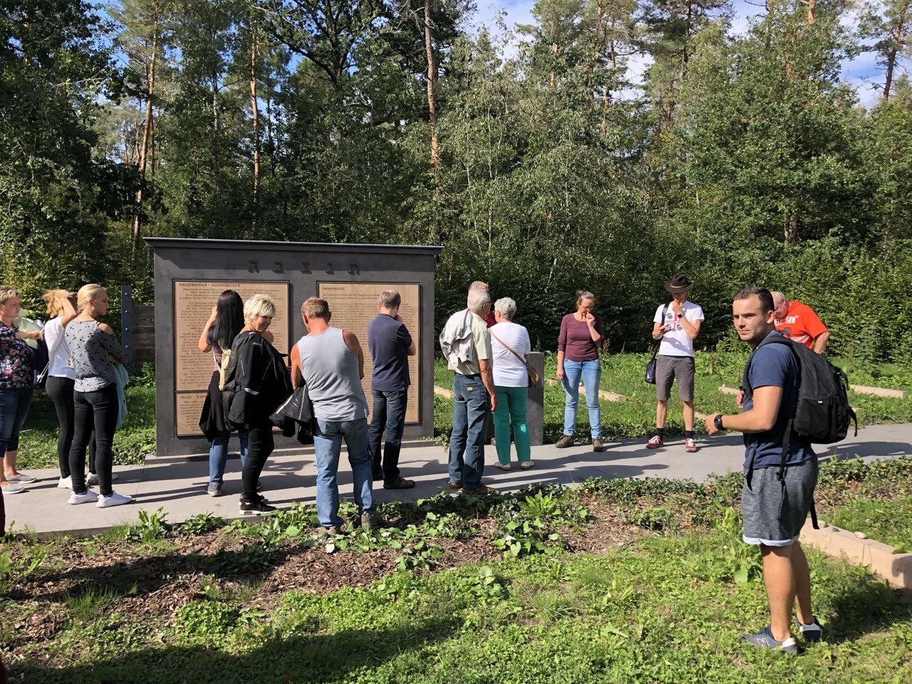 Besucher auf dem Häftlingsfriedhof Flößberg