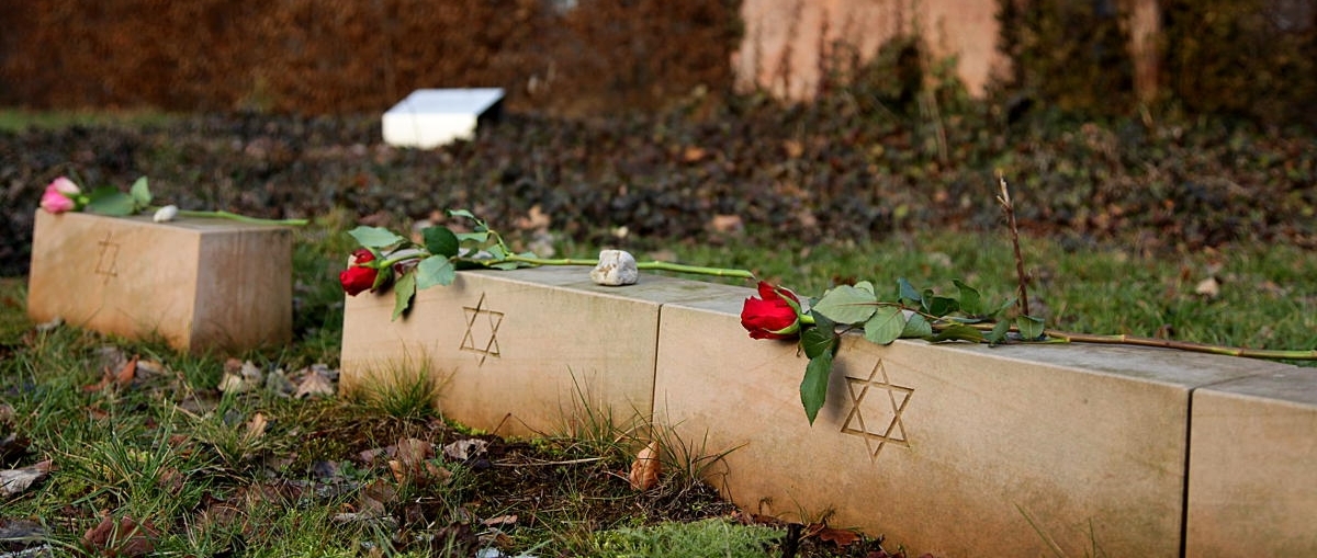 Blumen auf einem Grab auf dem Häftlingsfriedhof Flößberg
